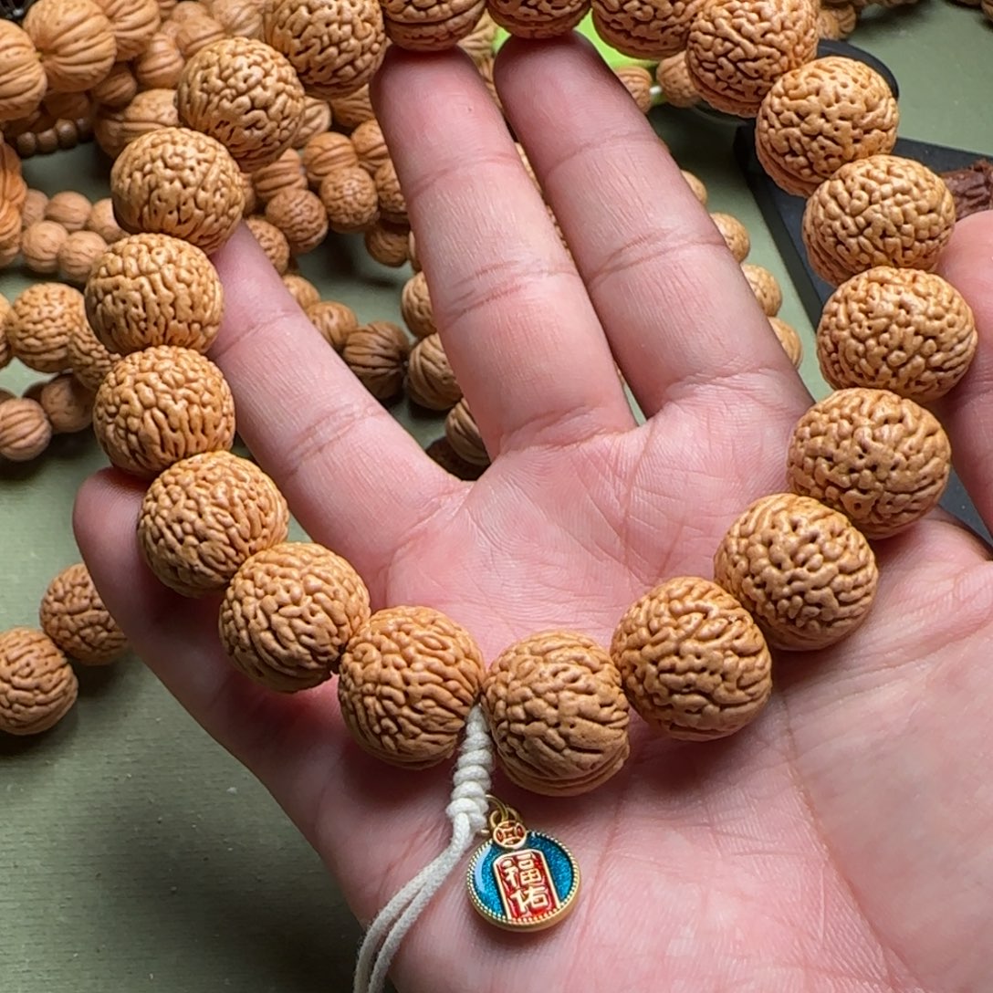 晓***枫桃核手串国核龙鳞桃核手持