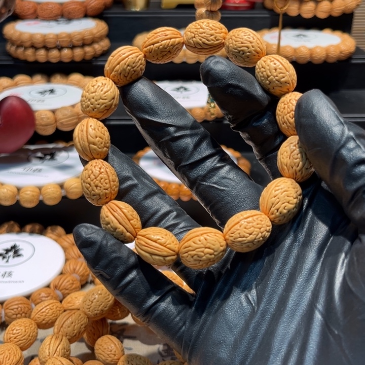 ****斌桃核手串钱袋子手串6#