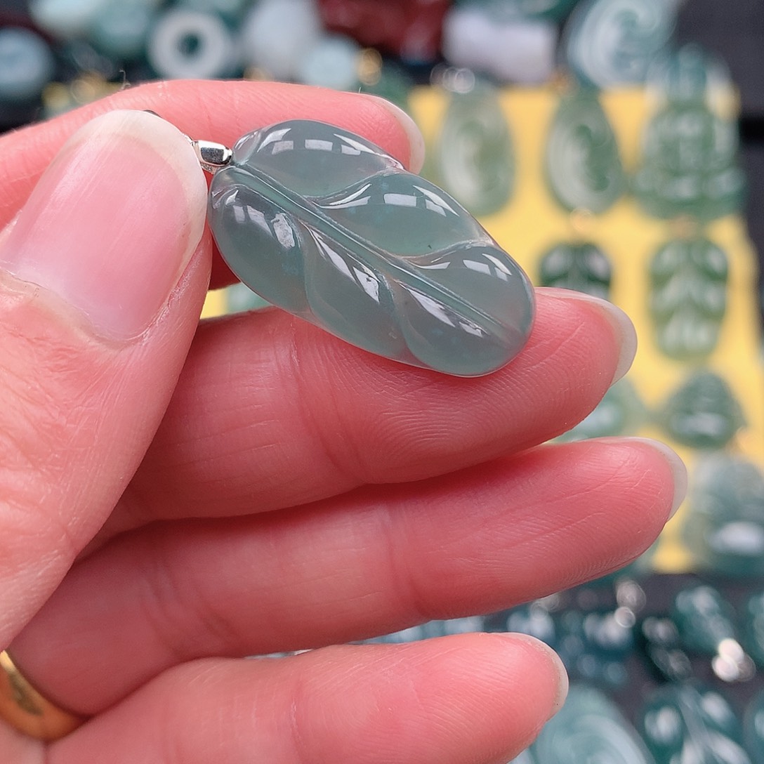 翡翠颈饰未镶嵌吊坠