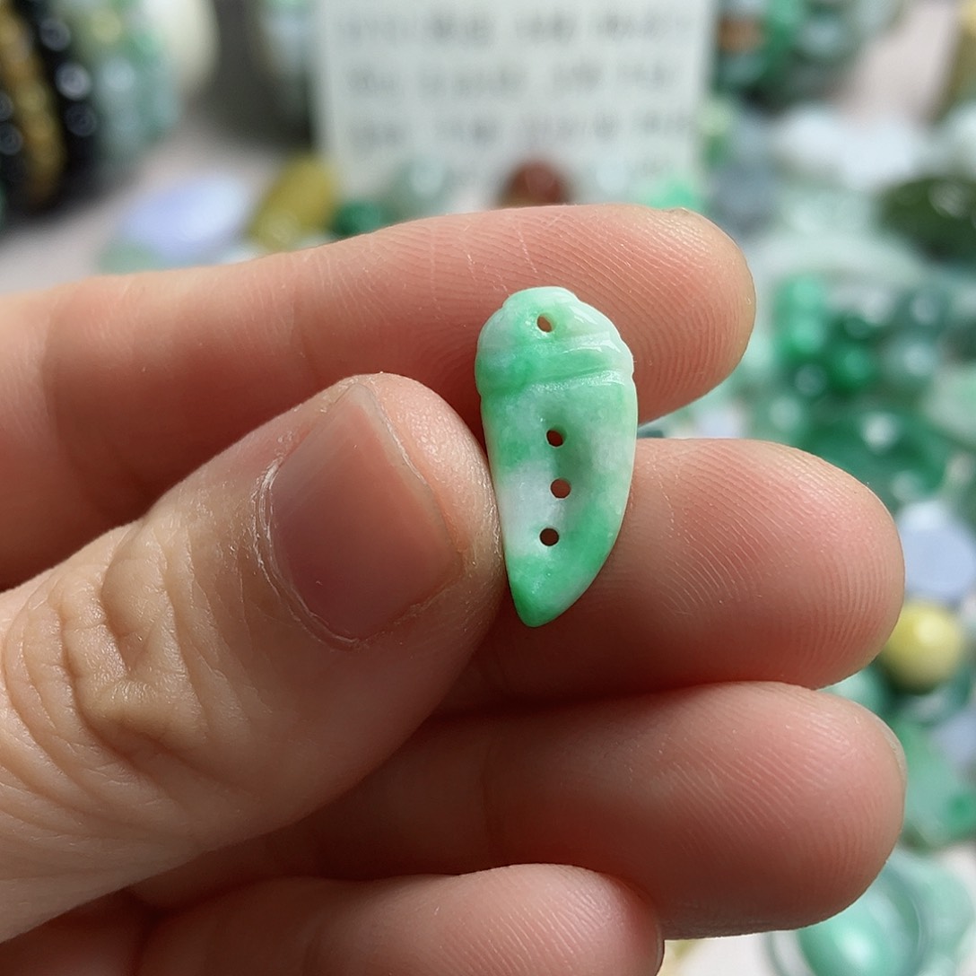 翡翠颈饰未镶嵌滴流蟹钳