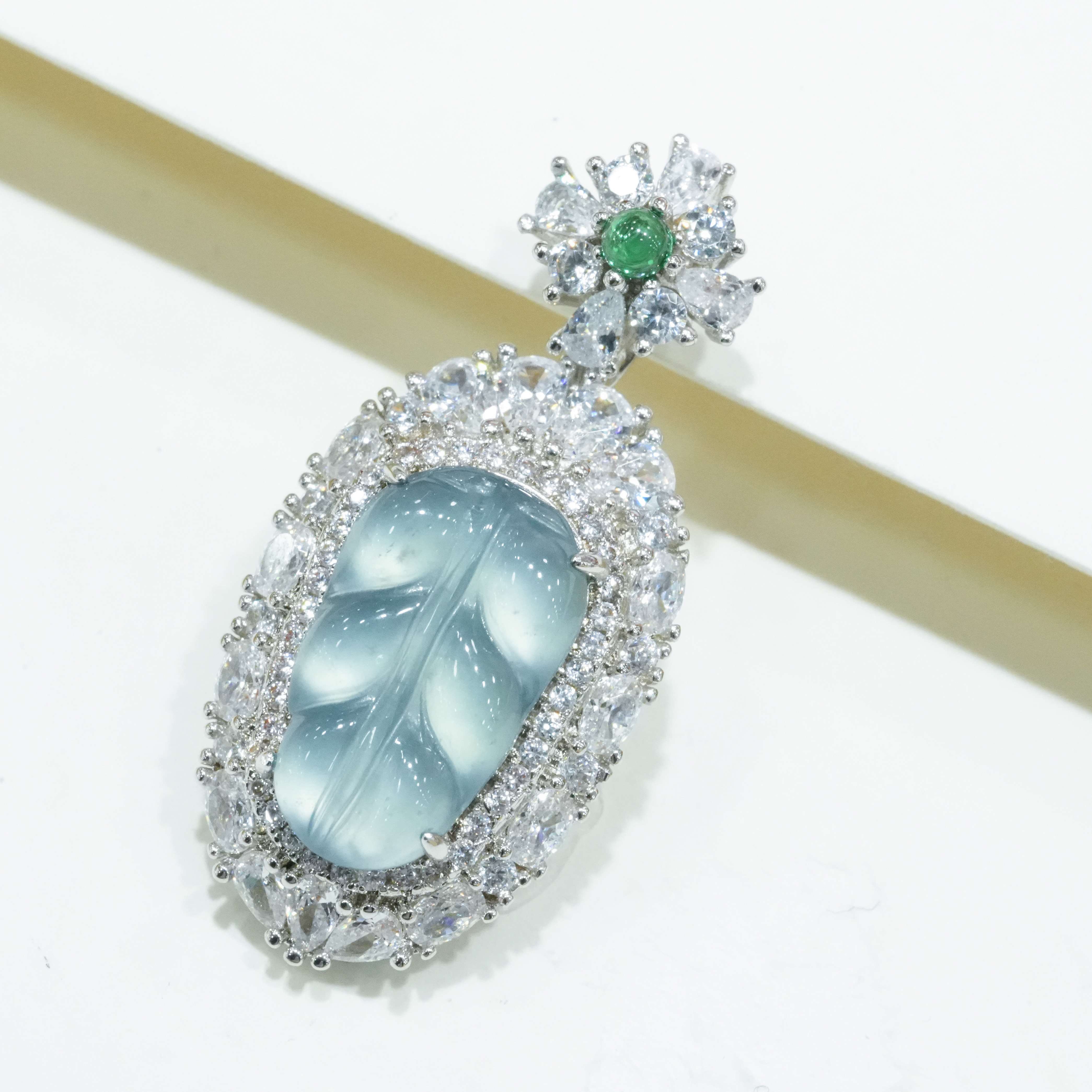 天然A货翡翠叶子吊坠翡翠白冰叶子吊坠女王镶嵌豪华高多样性发