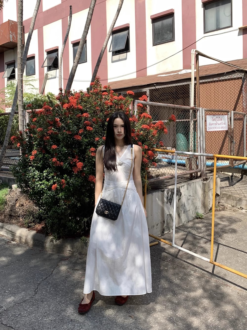 【清】NO退换ONEXH·2025后背蕾丝扭结连衣裙气质韩系白色背心裙长裙