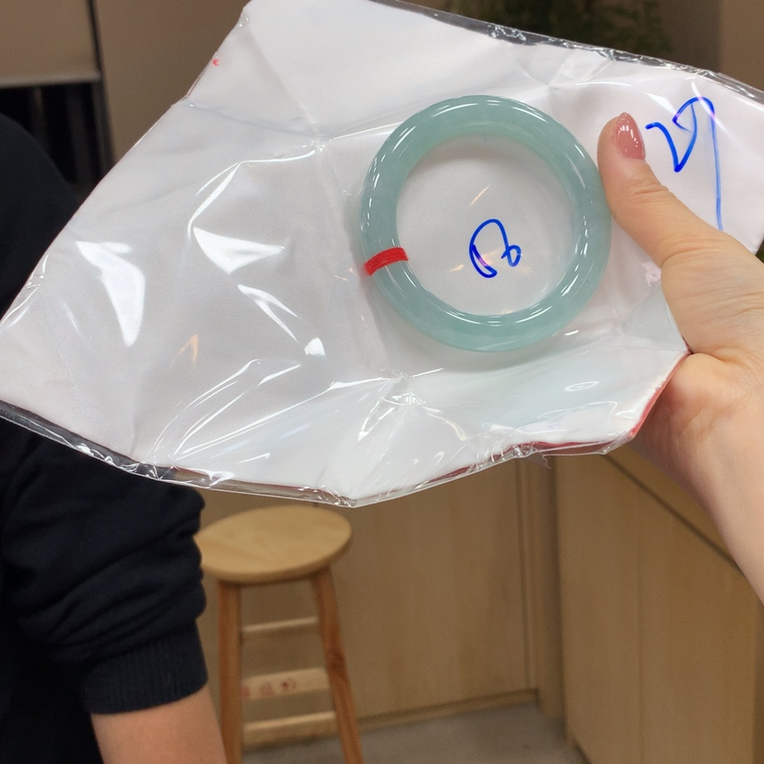 翡翠手镯未镶嵌不退不换