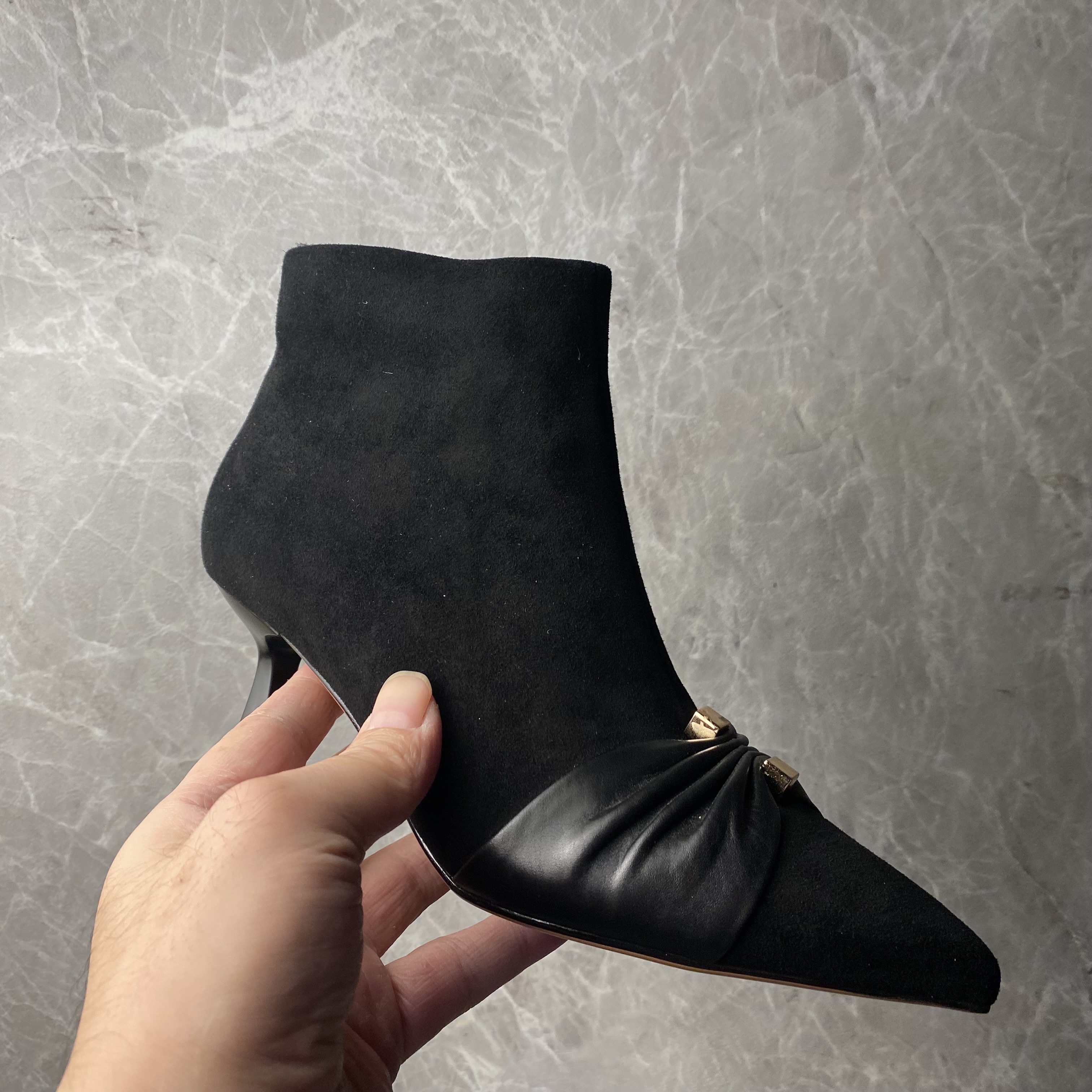 新款羊皮胎牛短靴810989黑色