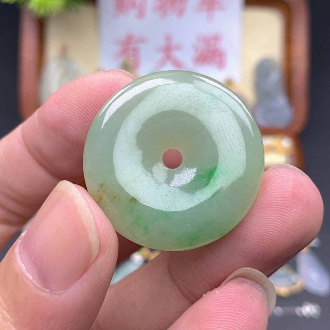 翡翠未镶嵌颈饰平安扣