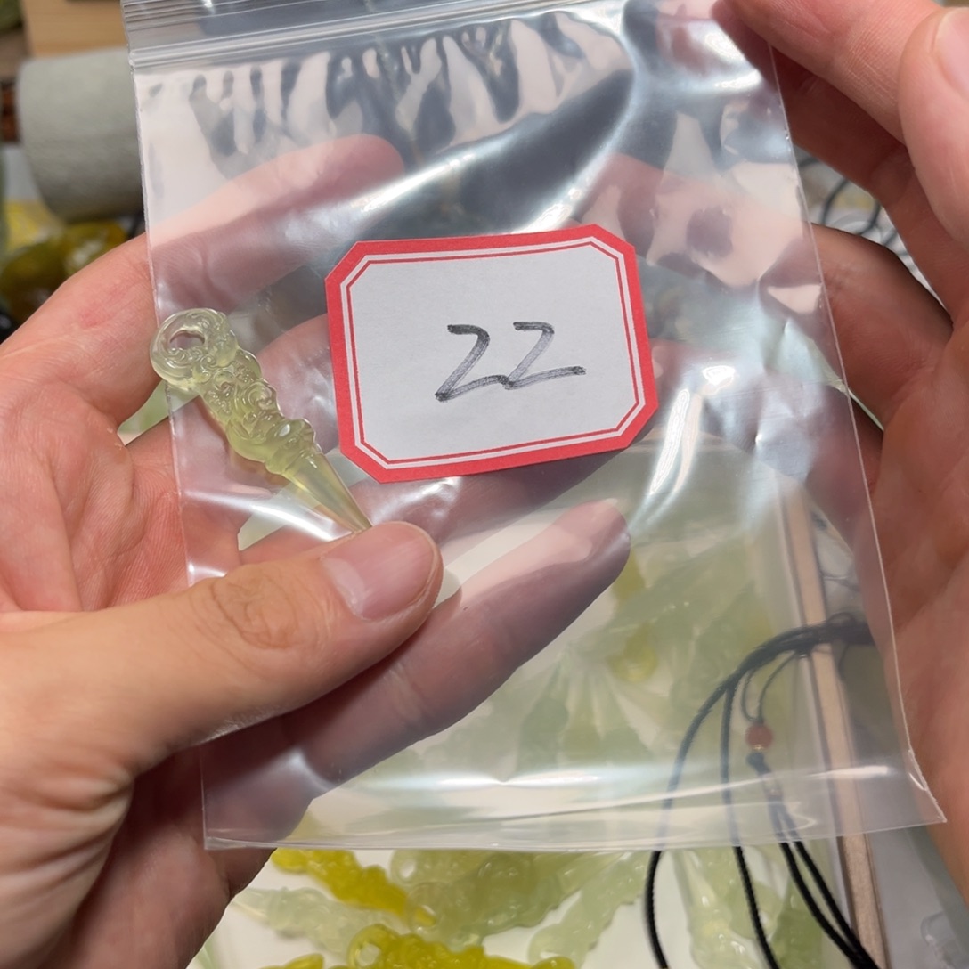 靳***饱合金蛇纹石玉颈饰