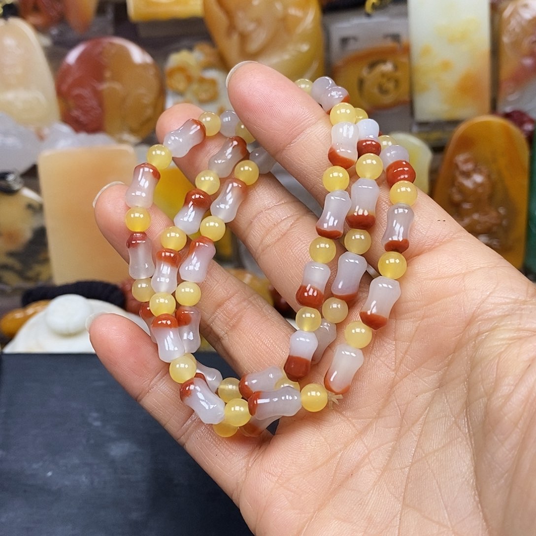 石英质玉（黄龙玉）颈饰未镶嵌