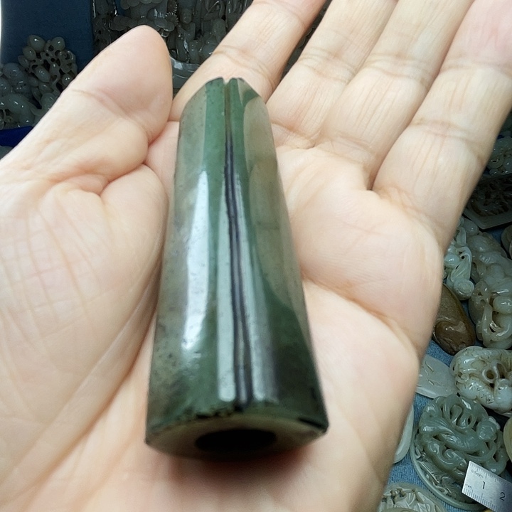 颈饰未镶嵌和田玉（青白玉）