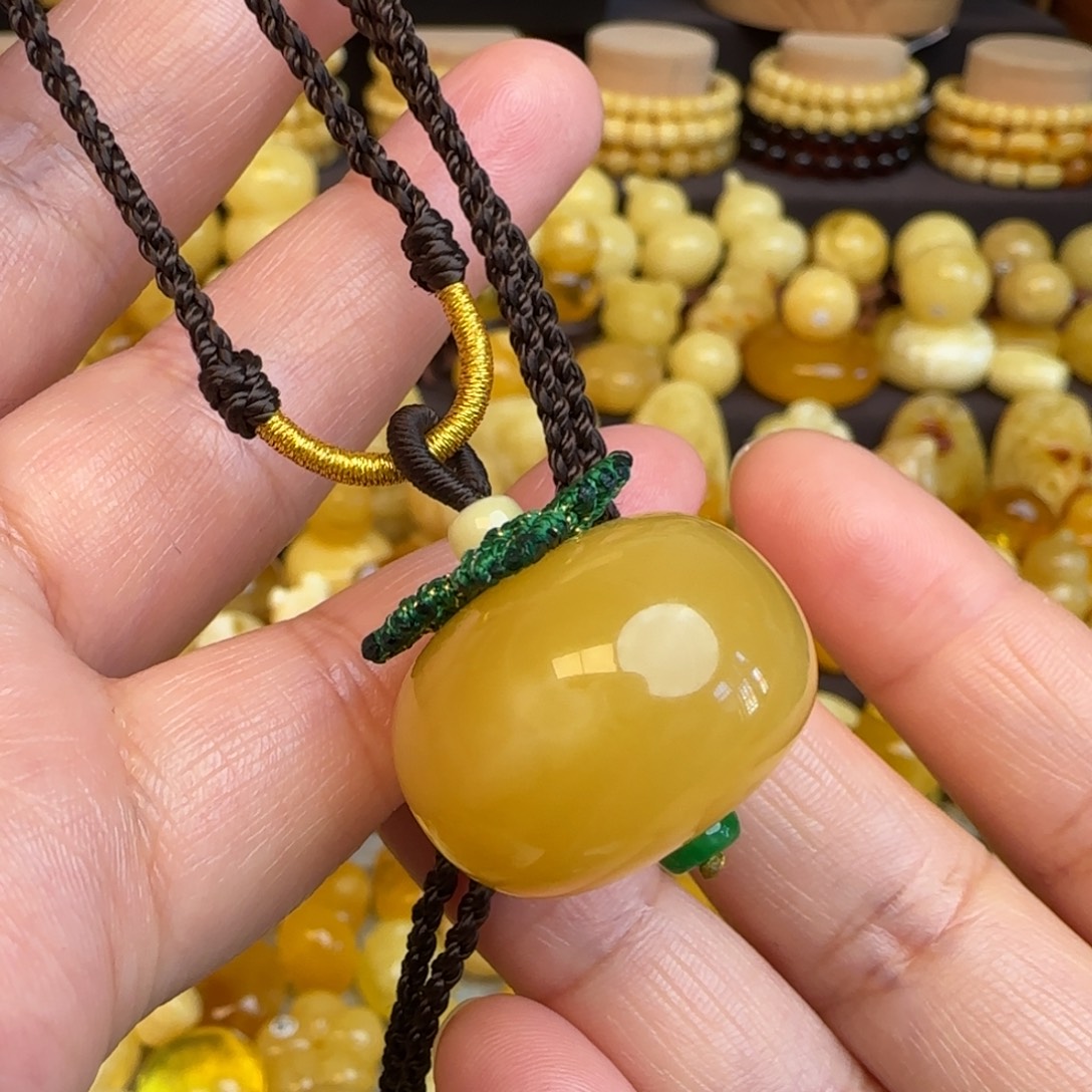 琥珀未镶嵌套链天然俄料蜜蜡柿柿如意吊坠