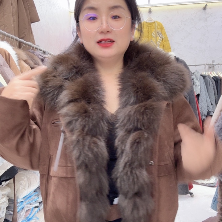 咖啡色的狐狸毛领90斤，穿到140