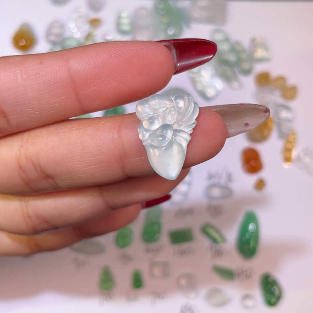 翡翠未镶嵌颈饰裸石