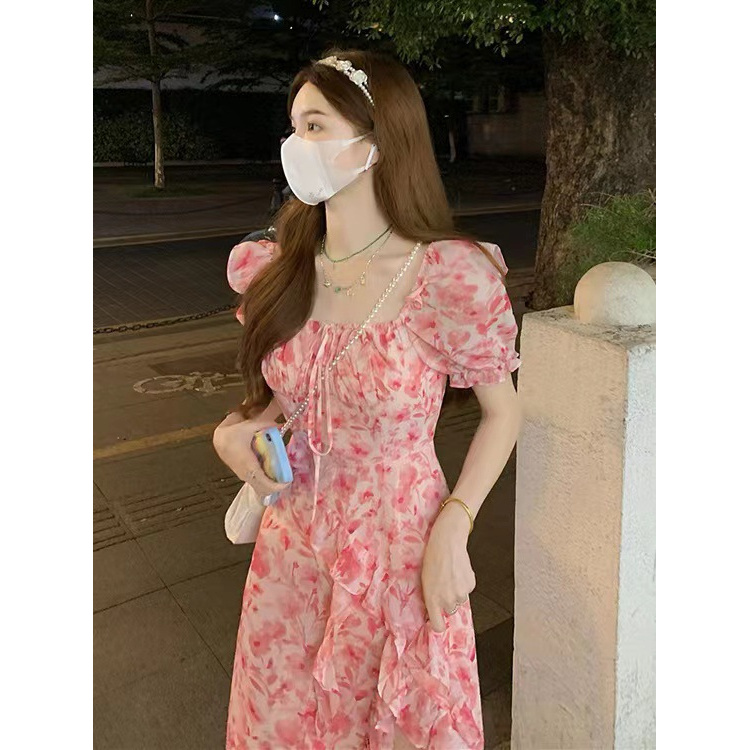 方领碎花连衣裙女夏季2023收腰显瘦辣妹开叉氛围感短袖中长裙