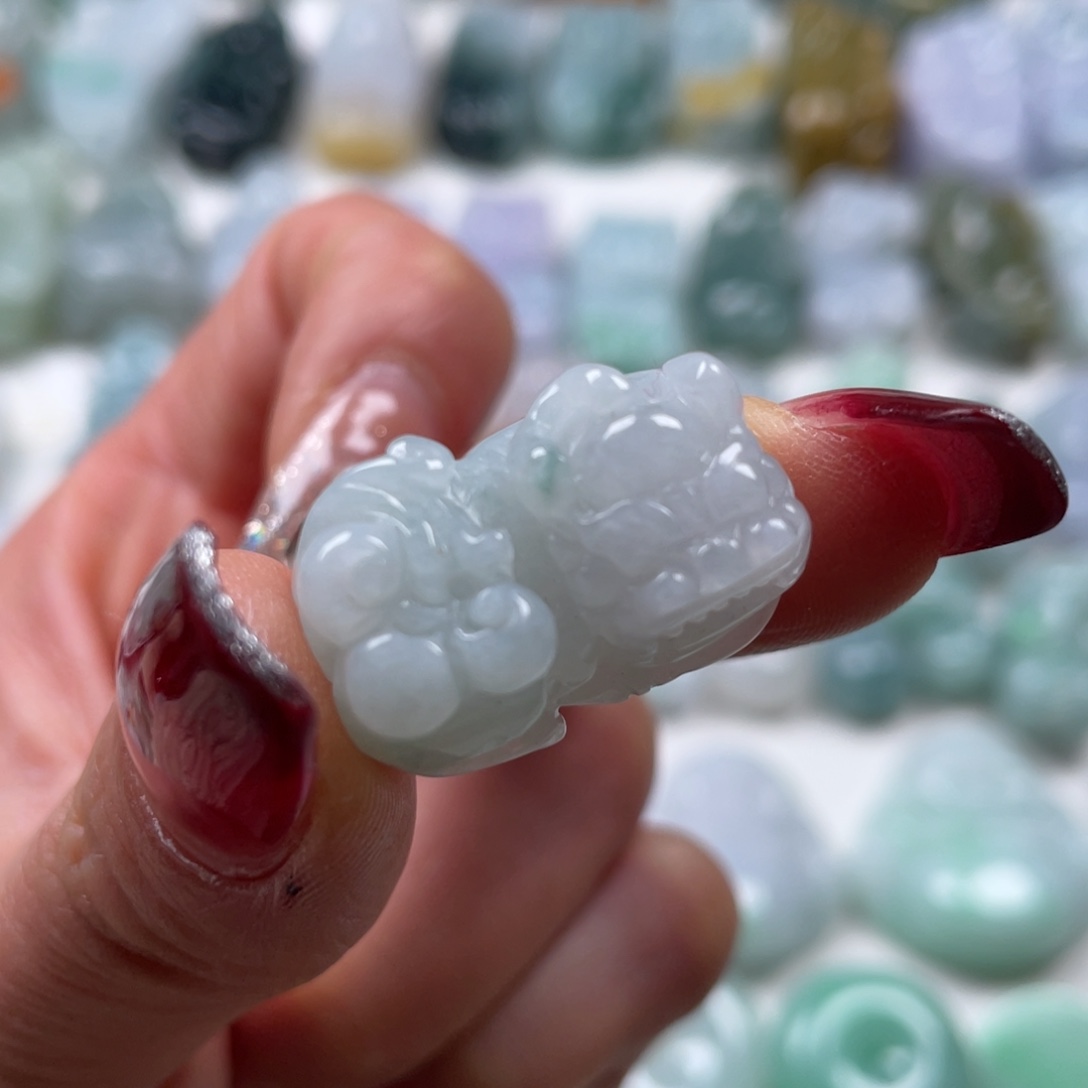 翡翠吊坠(赠链)未镶嵌