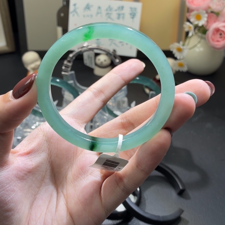 翡翠未镶嵌手镯一抹阳绿56