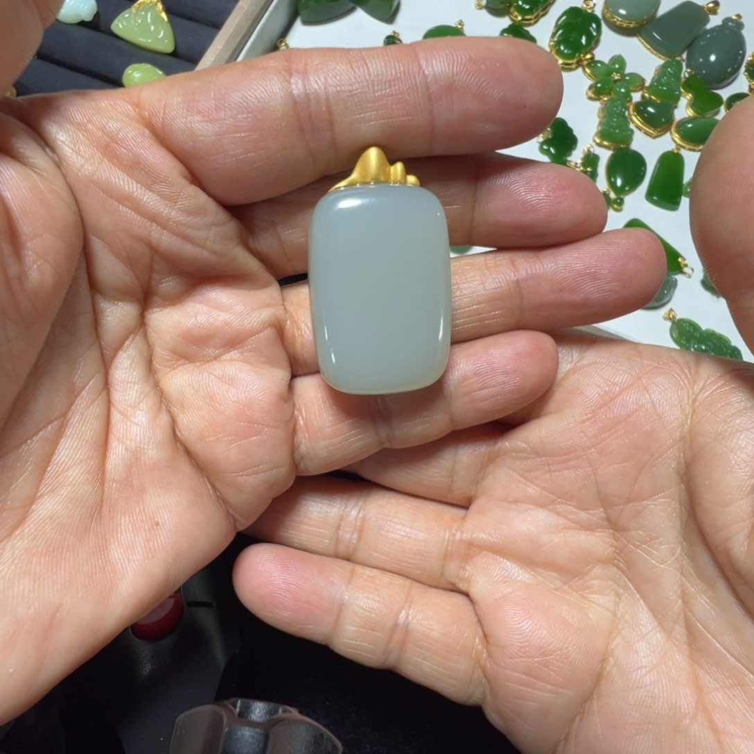 颈饰18K金镶嵌和田玉