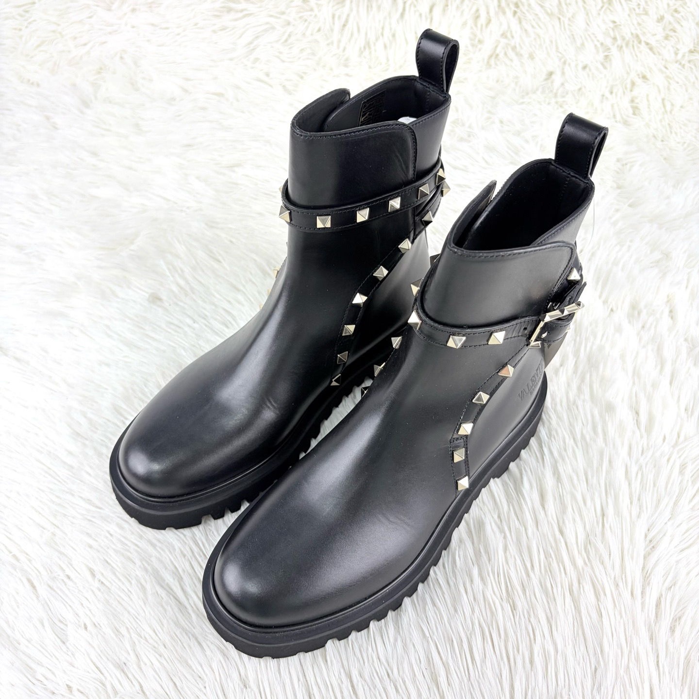 未使用 Valentino/华伦天奴 ROCKSTUD皮革铆钉短靴38码 咩