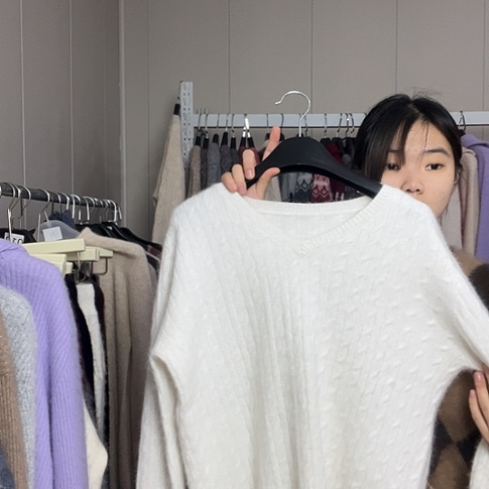 白色麻花ｖ领毛衣105