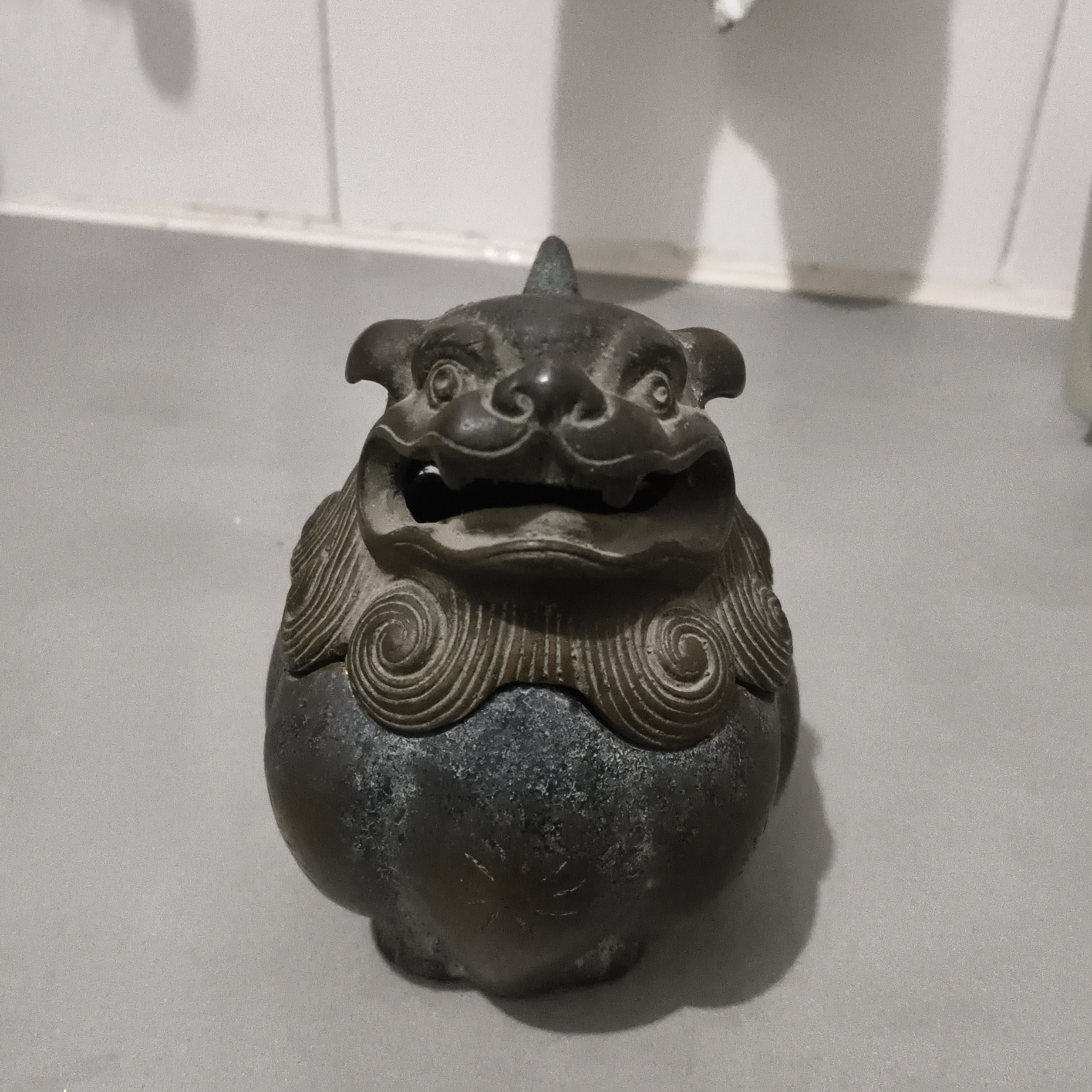 做工精细且造型漂亮的铁熏香炉