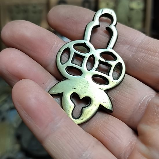 瓷***白硅胶拉手一个，品相如图