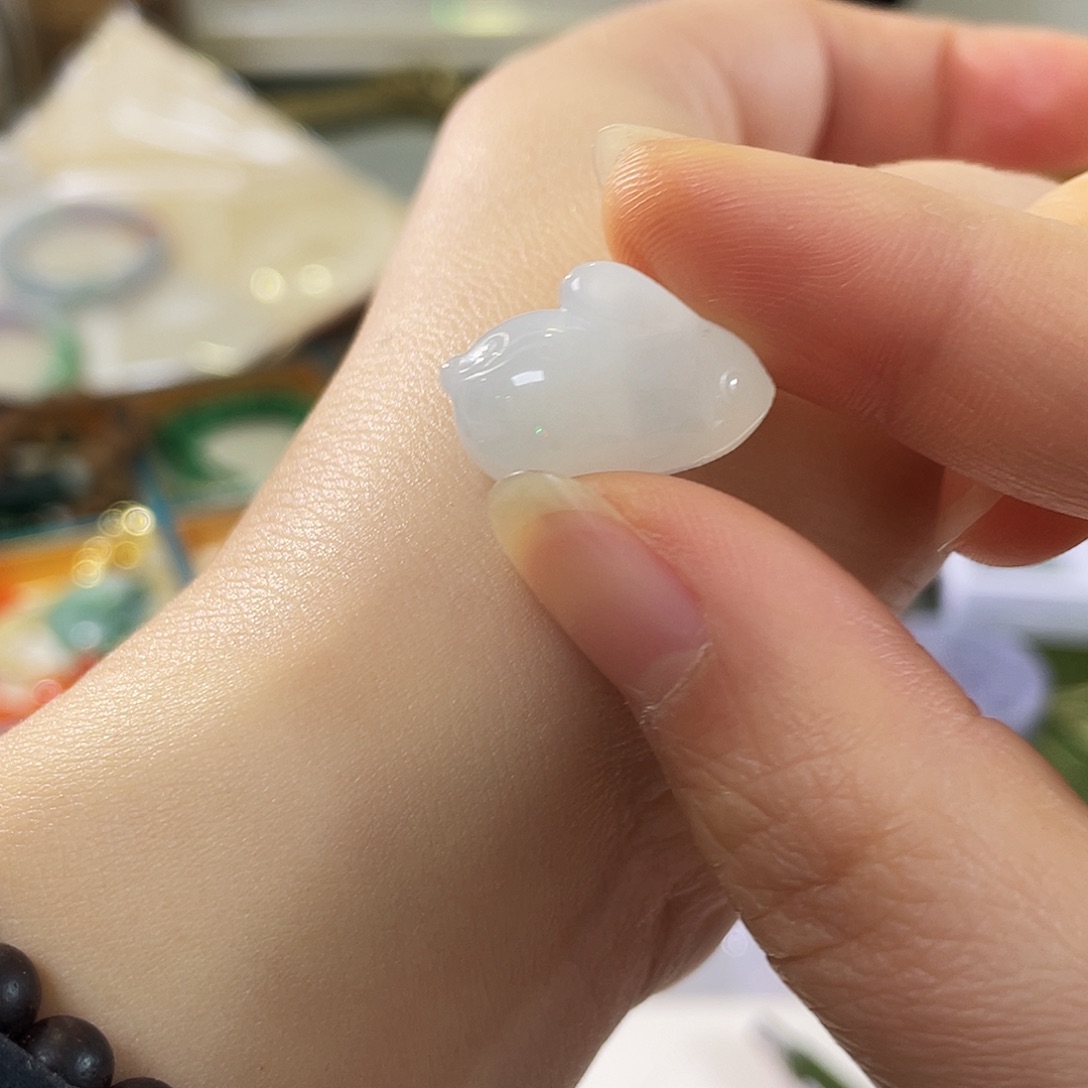 翡翠未镶嵌颈饰立体小白兔