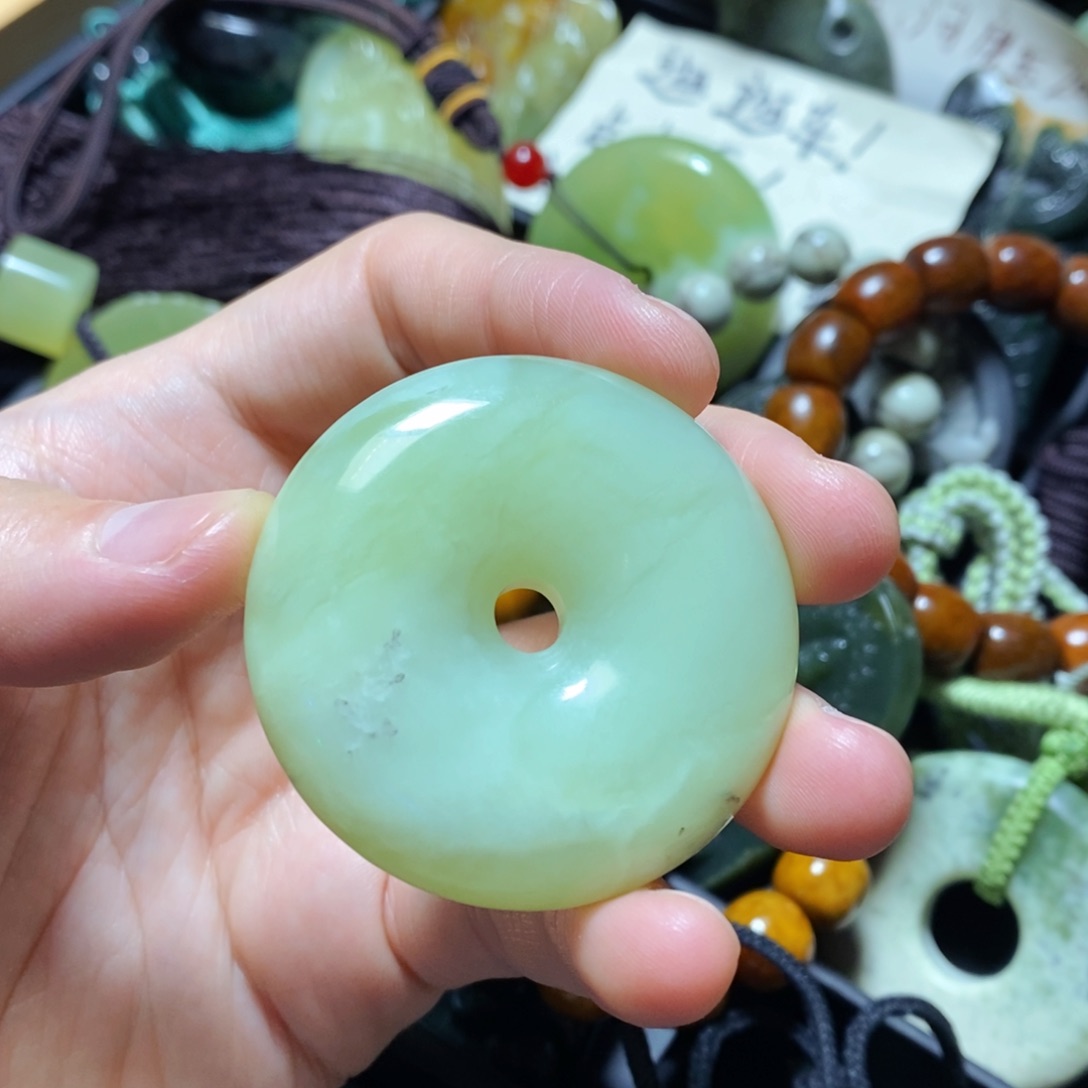 蛇纹石玉未镶嵌颈饰微瑕