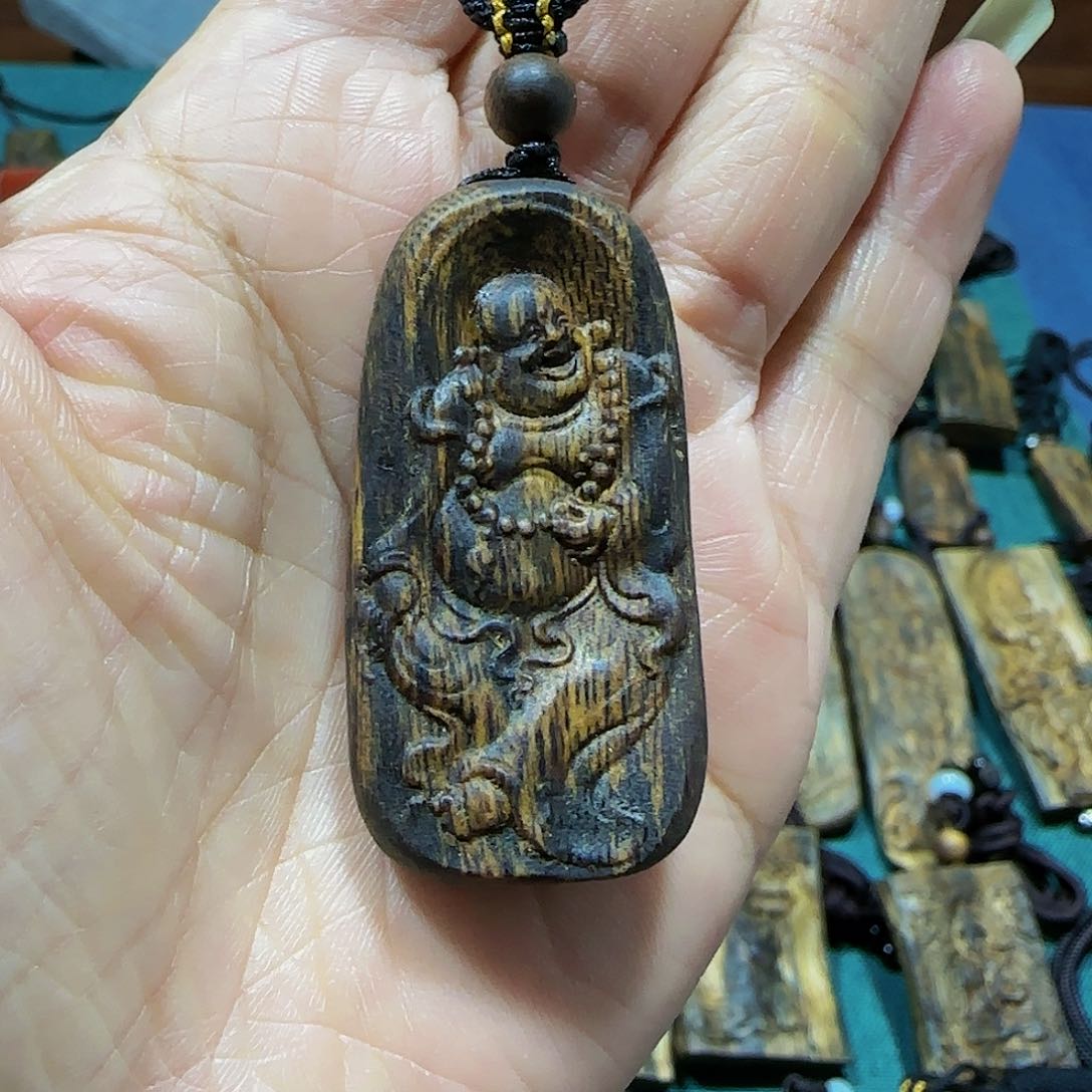 沉香吊坠海南白奇乌身瘤疤雕刻佛公带绳8克