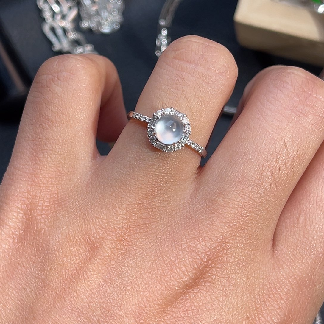 翡翠18K金镶嵌戒指蛋面