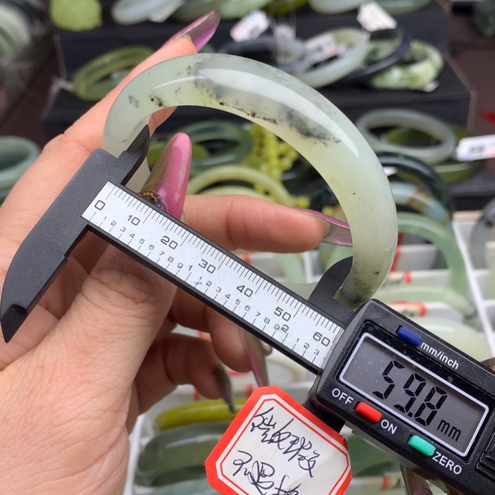 蛇纹石玉手镯未镶嵌1080