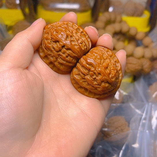 文玩核桃吊坠白狮子