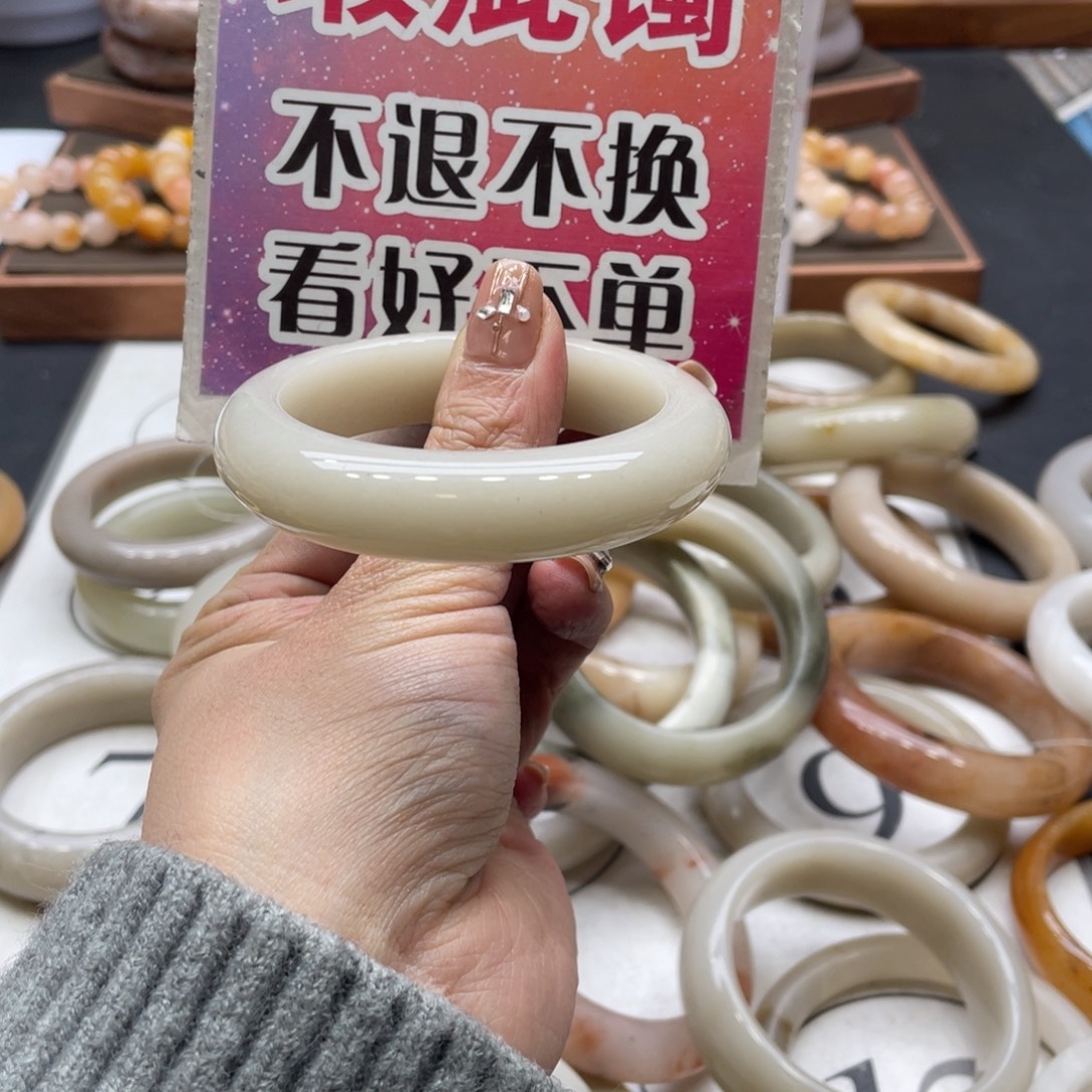 陷***妹石英岩玉未镶嵌手镯