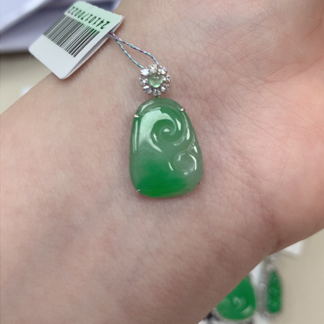 翡翠颈饰18K金镶嵌如意