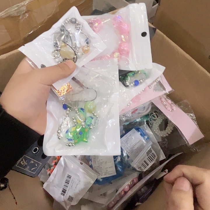 吊坠饰品随机三个。     