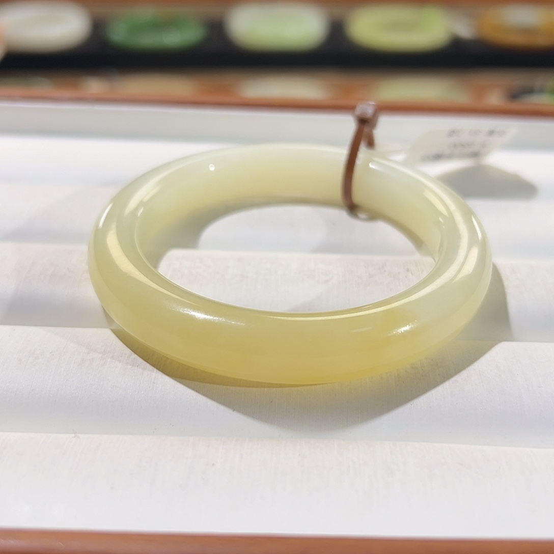 和田玉手镯未镶嵌糖白半山水温柔显白色