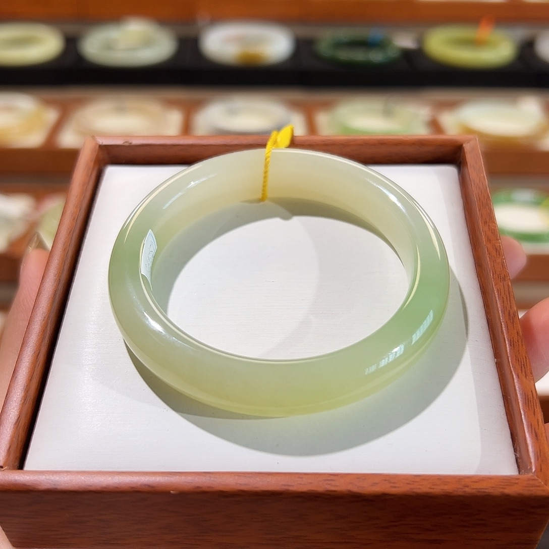 和田玉手镯未镶嵌双翠