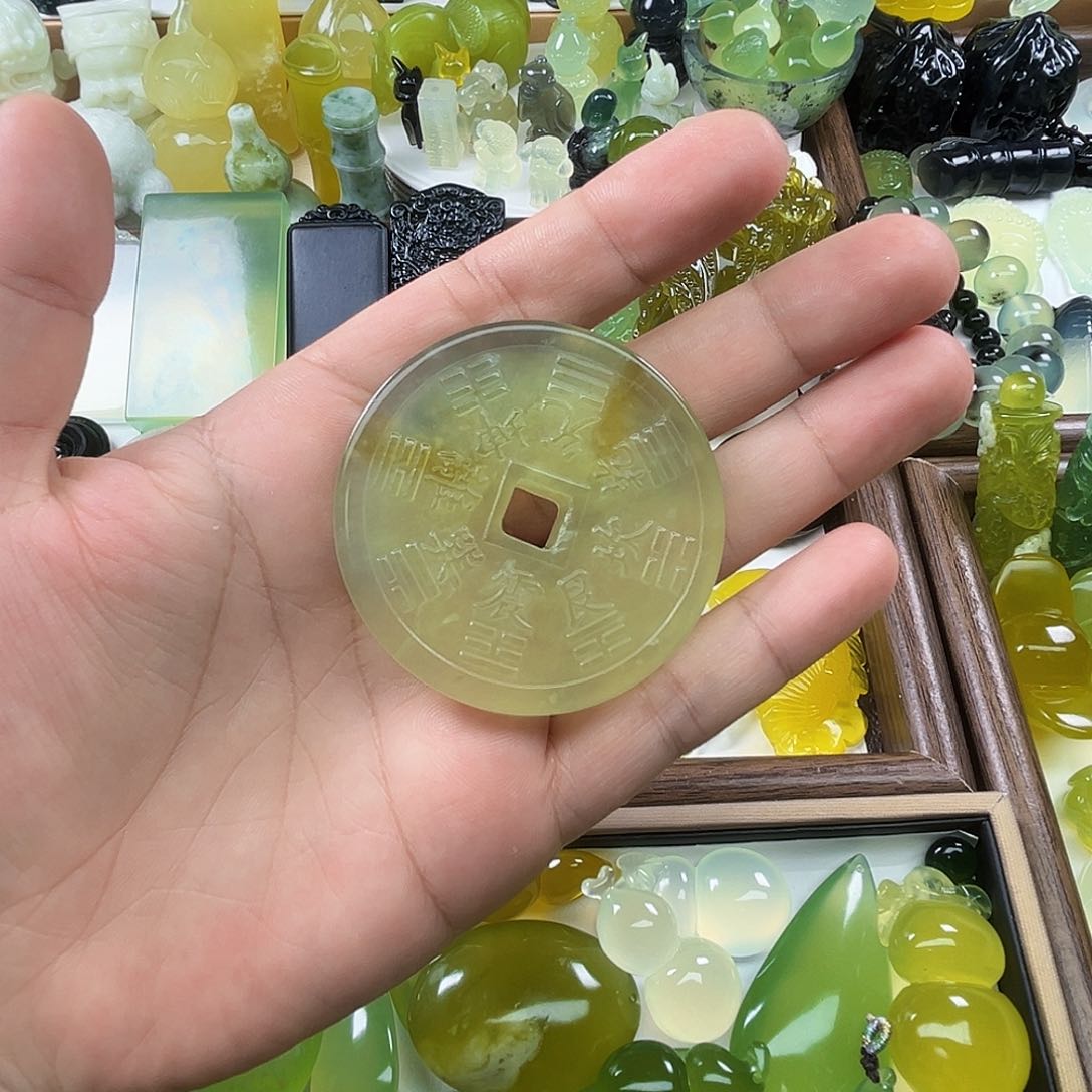 未镶嵌岫玉吊坠(不含链)明*。