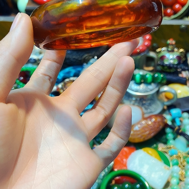 琥珀手镯未镶嵌主播的节目有多精彩啊我