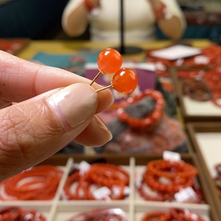 18K金镶嵌耳钉卡8南红玛瑙