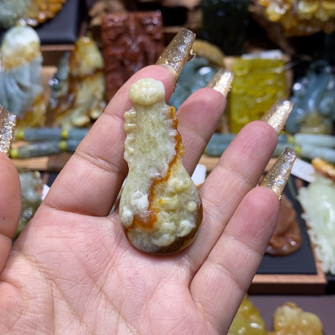 蛇纹石玉颈饰未镶嵌