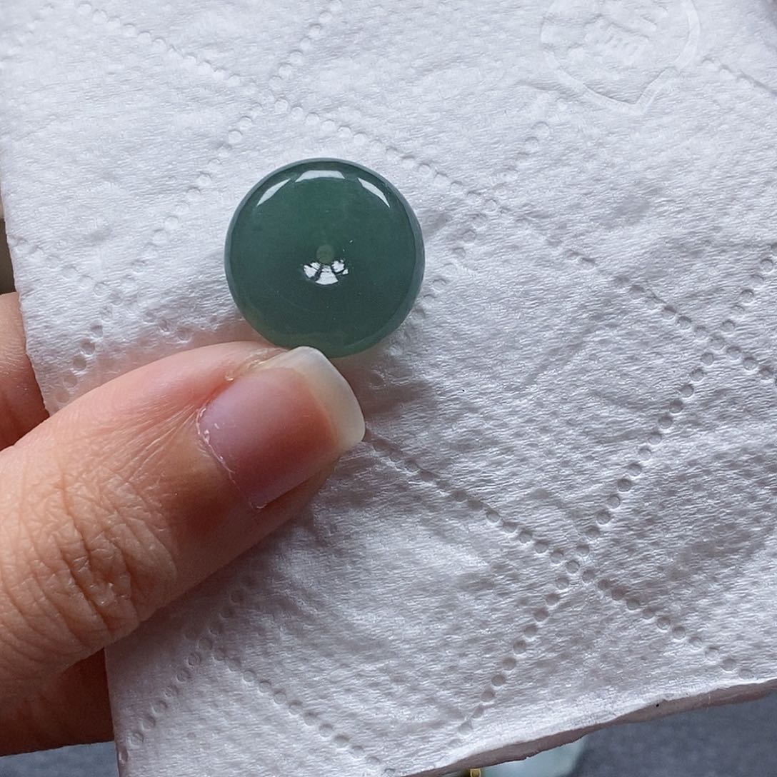 翡翠颈饰未镶嵌闪