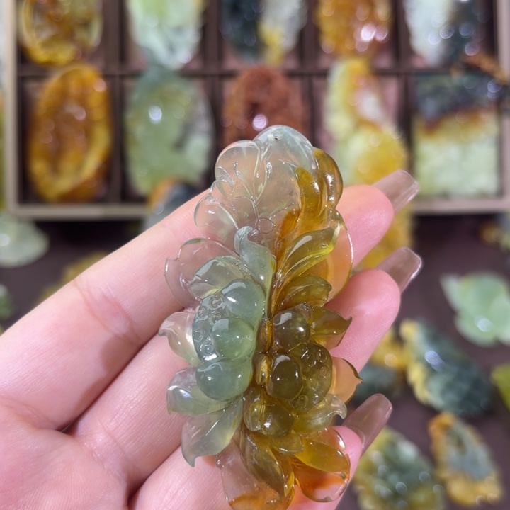 未镶嵌蛇纹石玉颈饰楠*?