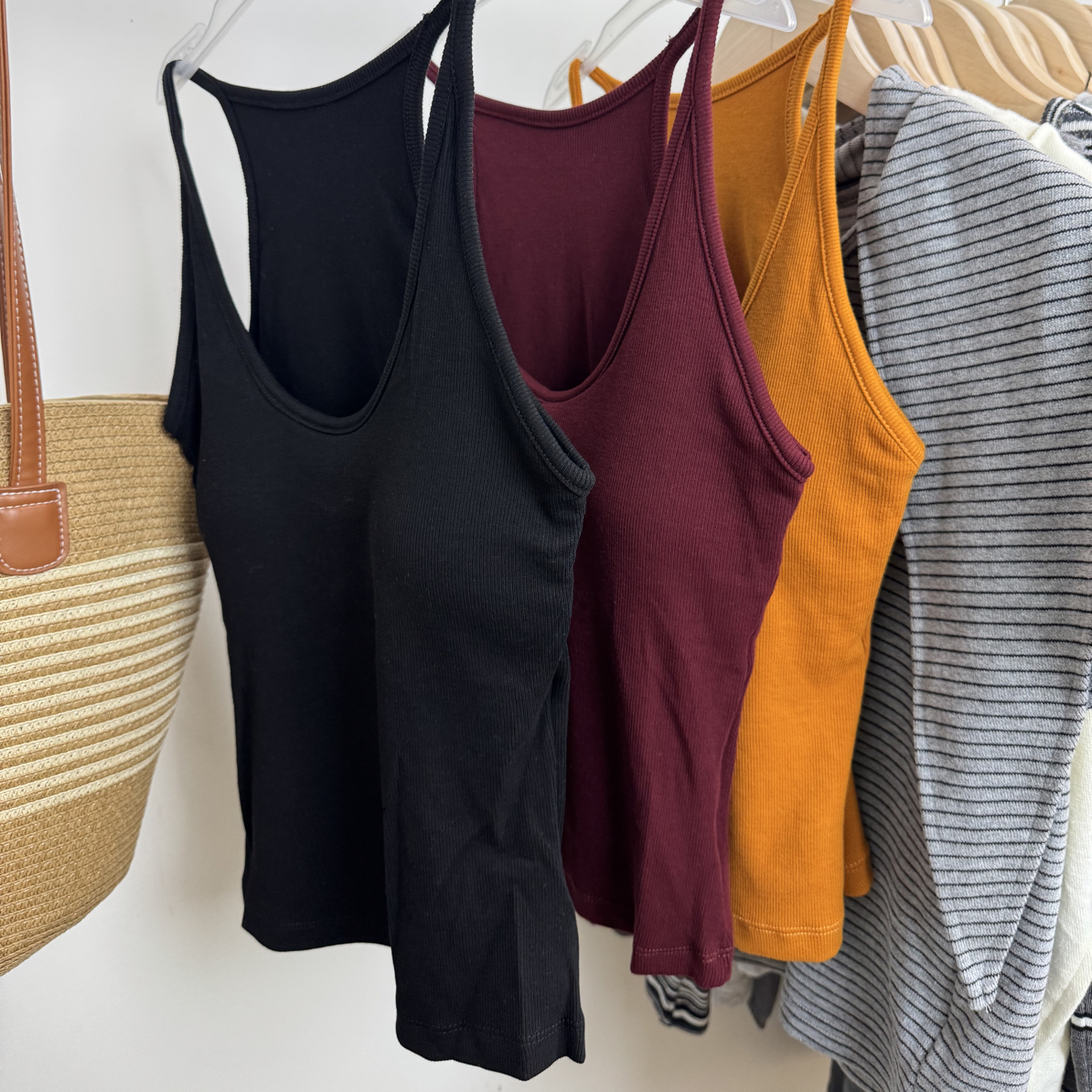 带胸垫一体式工字背心早秋新款修身显瘦可外穿内搭无袖上衣