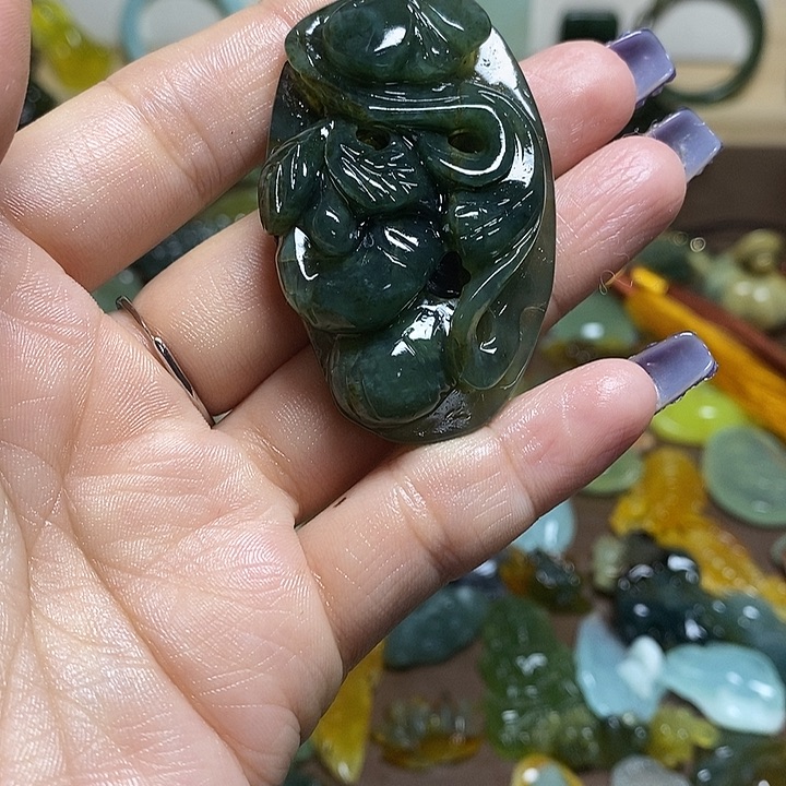 蛇纹石玉吊坠未镶嵌