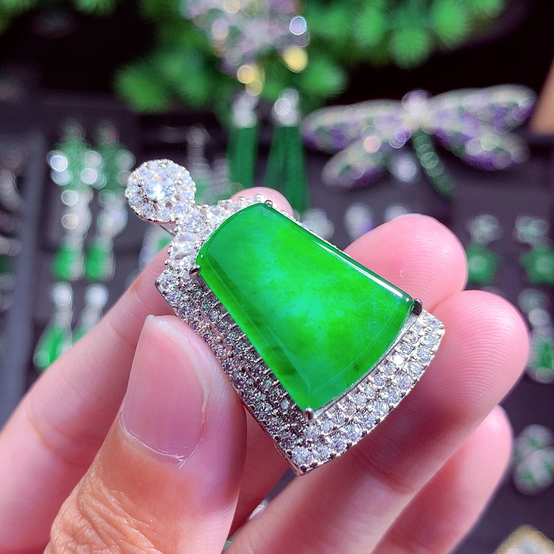 颈饰未镶嵌翡翠天然