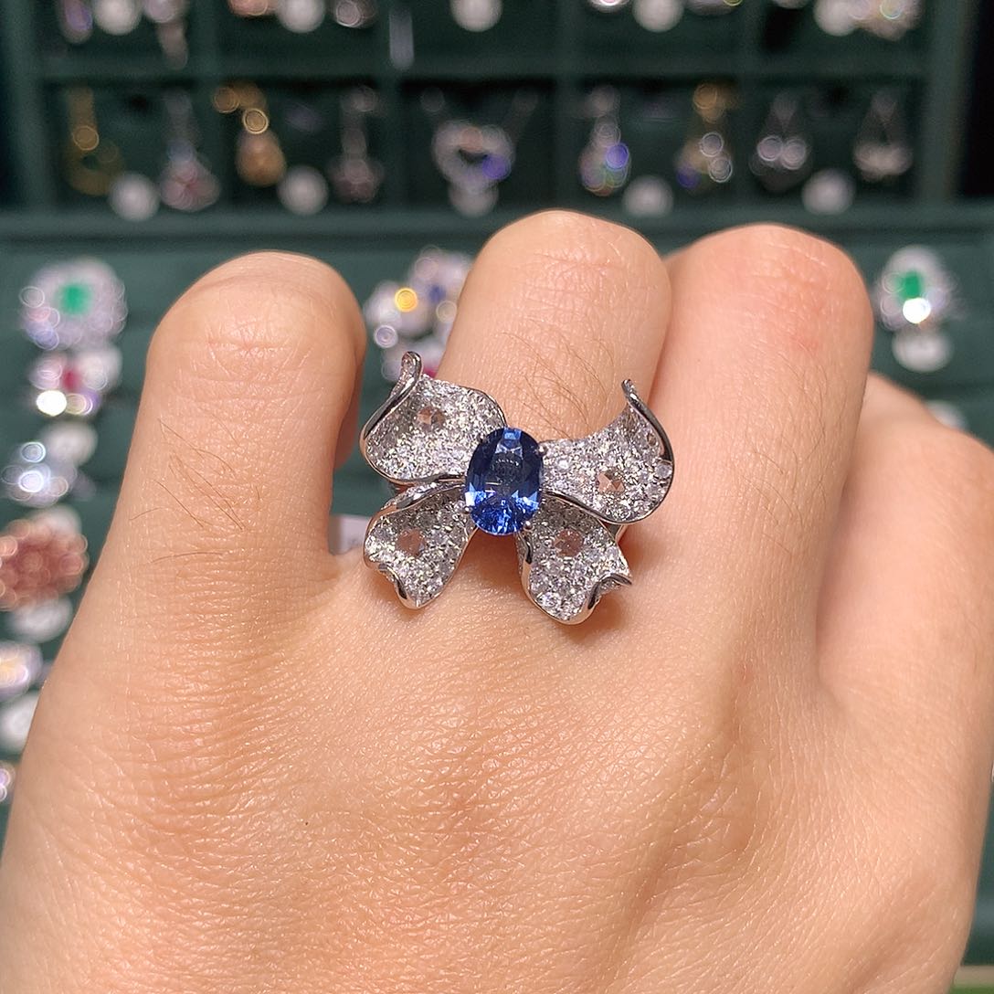 蓝宝石戒指18K金镶嵌鲁*西