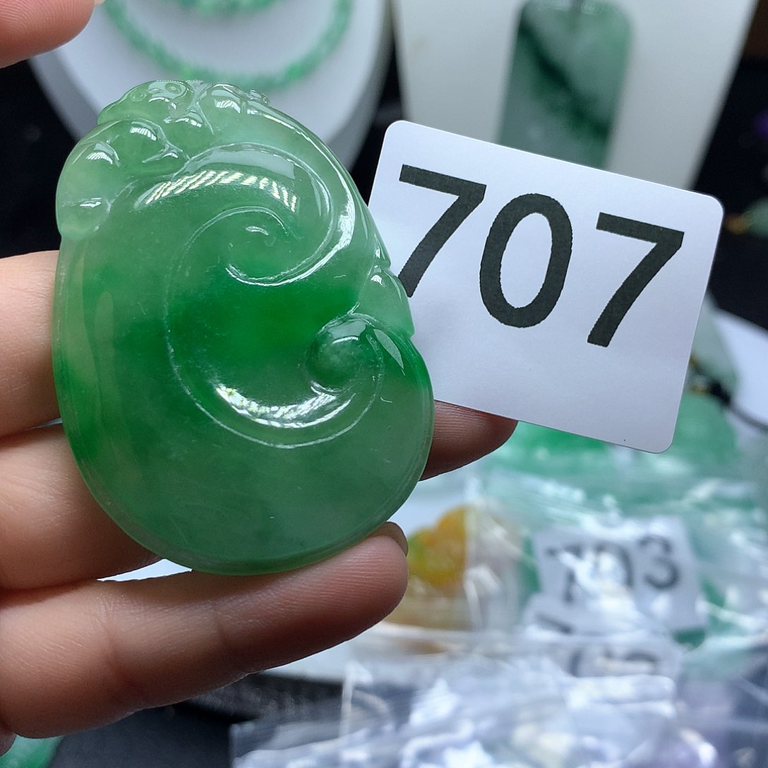 翡翠吊坠(赠链)未镶嵌