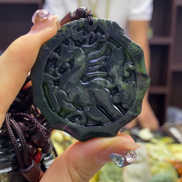 蛇纹石玉未镶嵌颈饰