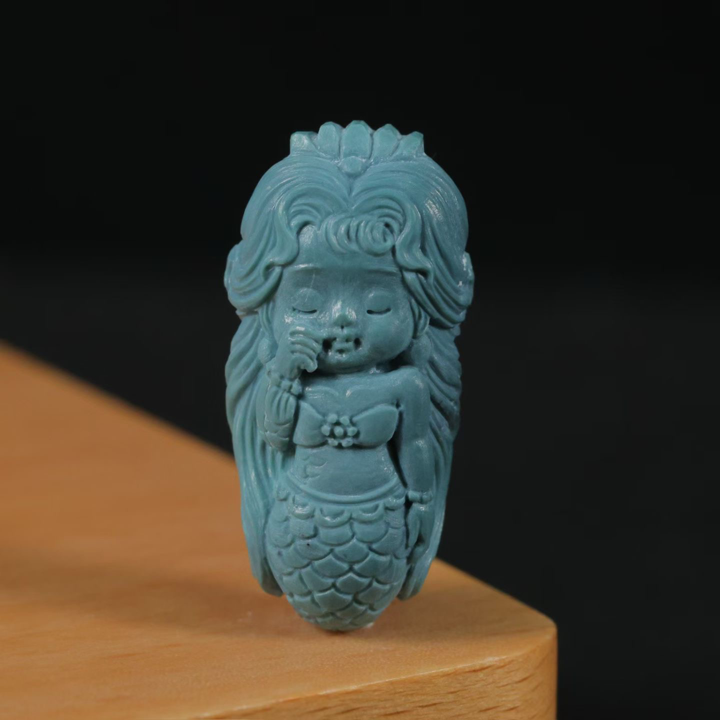 天然原矿绿松石创意精雕美人鱼 尺寸25×12.3×7.2mm手串配珠吊坠