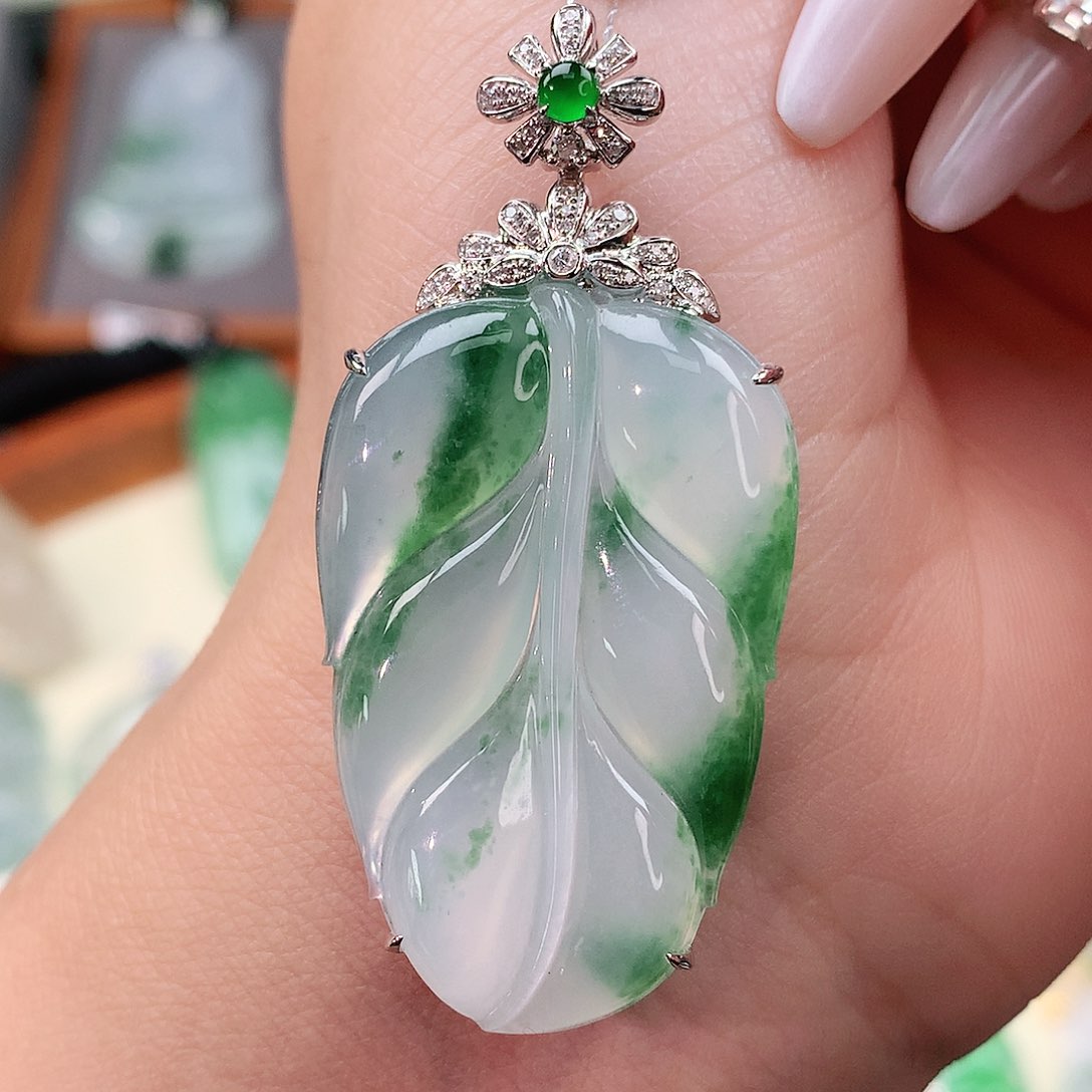 颈饰18K金镶嵌翡翠叶子