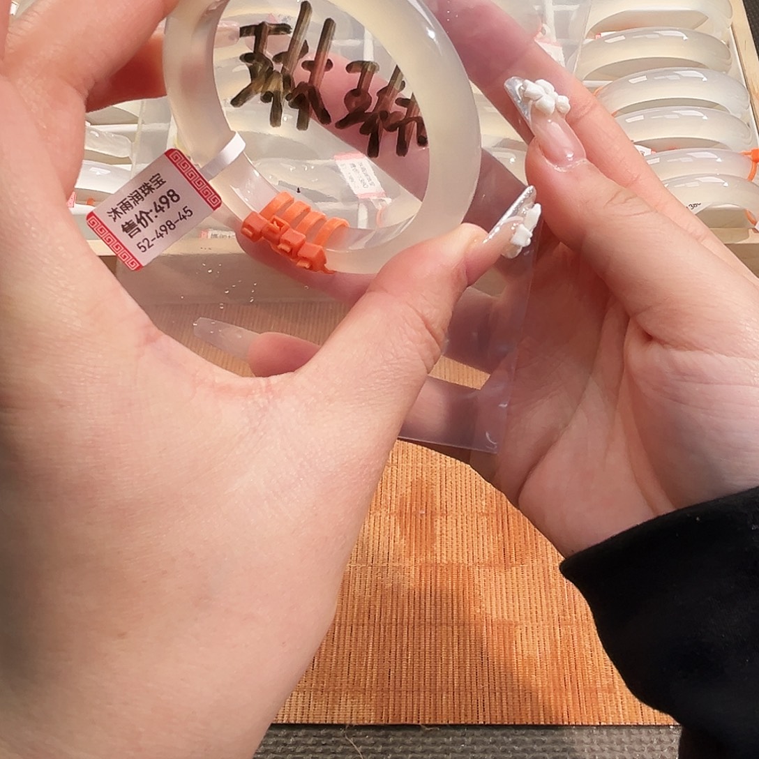 琳***琳玛瑙/玉髓未镶嵌手镯