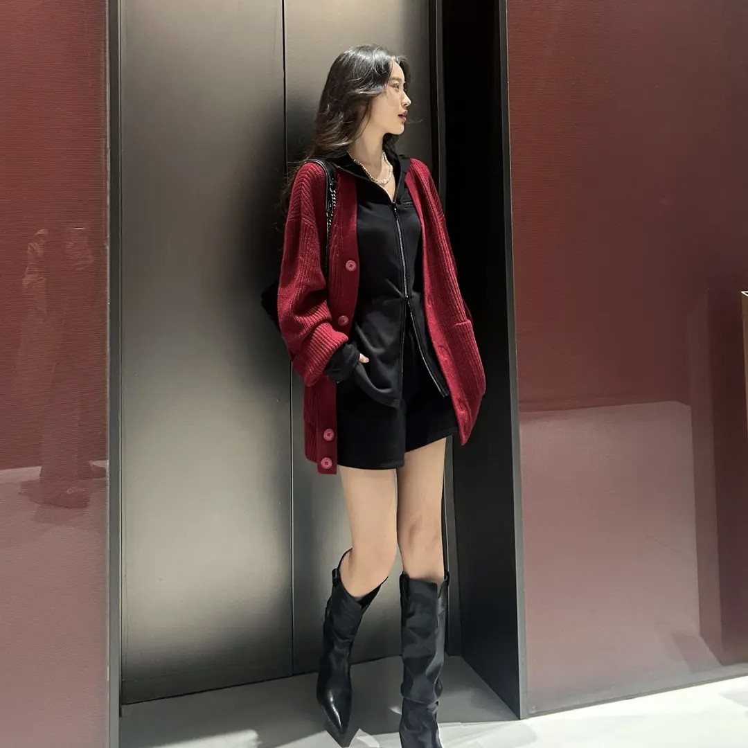 哥弟 秋冬新款简约宽松慵懒风V领单排扣棒针针织开衫外套女148057
